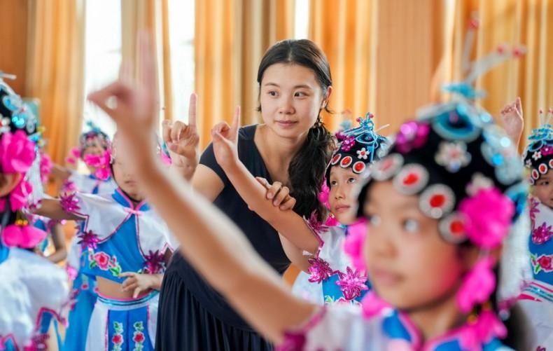 江西抚州：学习采茶戏