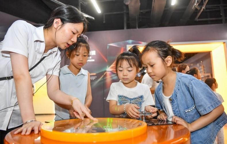 江西上高：探索科学奥秘 乐享快乐假期