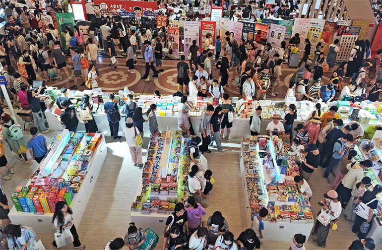 上海：书展现场人头攒动