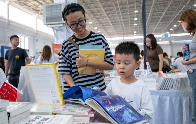 呼和浩特：北疆书展推动暑期阅读热潮