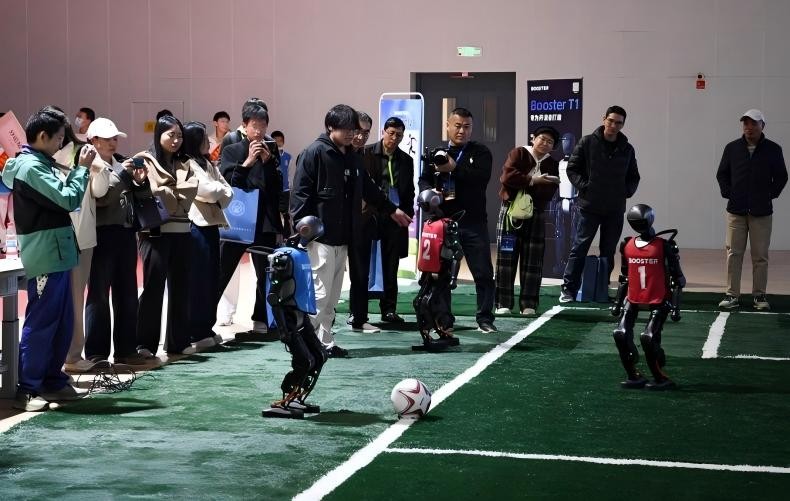 青少年具身智能与人形机器人科技教育研讨会在京举行