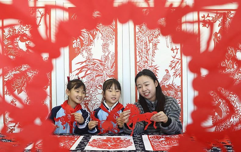 河北唐山：巧手剪纸迎新年
