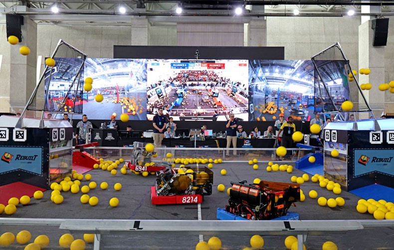 中外青少年在沪比拼机器人技能