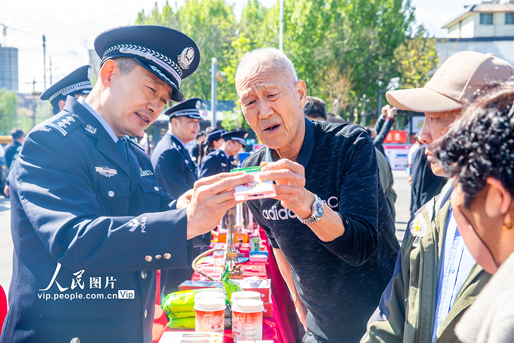 2026年4月13日，山东滕州市公安局民警在龙泉广场向市民宣传国家安全法律法规知识。滕州市公安局组织民警深入街头，开展形式多样的主题宣传活动，提升群众维护国家安全的意识。孙杨摄（人民图片网）