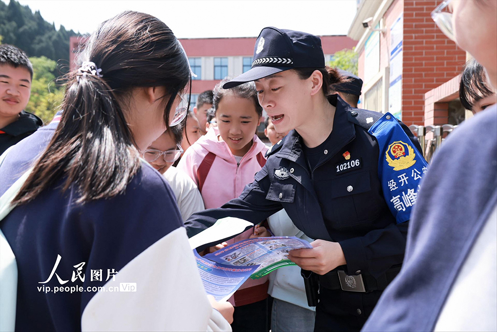 2026年4月9日，四川遂宁市公安局经开分局民警在辖区学校向学生普及国家安全知识。近日，该分局开展全民国家安全教育主题活动，通过普法宣讲、展板展示、现场咨询等形式，宣传国家安全法律法规，提升群众安全防范意识。同时，分局推行“项目警长”制，精准服务产业发展，以务实警务举措筑牢安全屏障，助力经济社会发展和民生改善。田林摄（人民图片网）