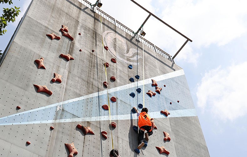 重庆：小学校园开展攀岩运动