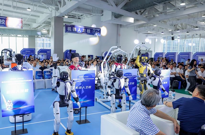 30台形态各异的机器人作为首批“学生”报到入学。杭州机器人学校供图