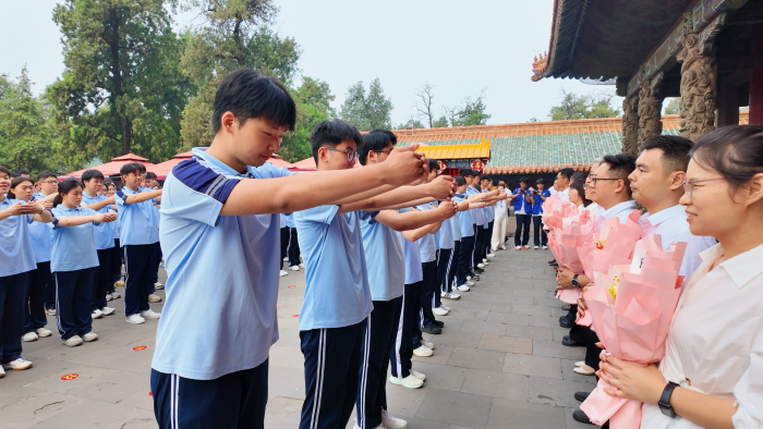 学生代表向教师代表敬献鲜花 易雪摄