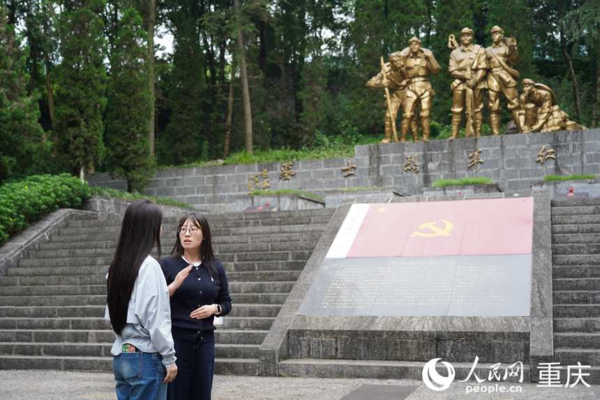熊斯斯为记者讲解红军长征的故事。人民网记者 刘祎摄