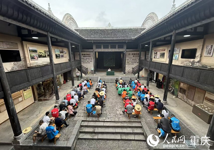 来参加研学的学员在红一军团司令部旧址聆听长征故事。人民网记者 刘祎摄