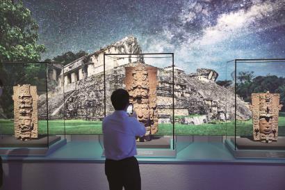 观众在“世界树之巅:美洲古代文明大展”上欣赏神面陶香炉座。 记者 赖鑫琳 摄
