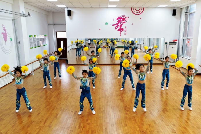 2026年7月9日,山东省青岛市城阳区白云山学校的学生在进行健美操《神采飞扬》演练。 8.2026年7月9日,山东省青岛市城阳区白云山学校的学生在进行田径跨栏训练。