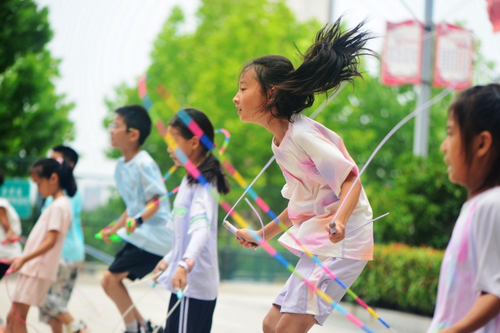 2026年7月9日,山东省青岛市城阳区白云山学校的学生在进行跳绳锻炼。
