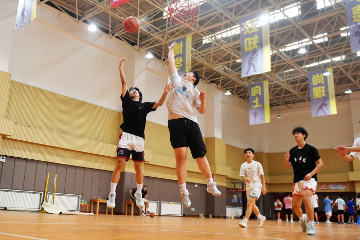 2026年7月9日,山东省青岛市城阳区白云山学校的学生在进行篮球锻炼。