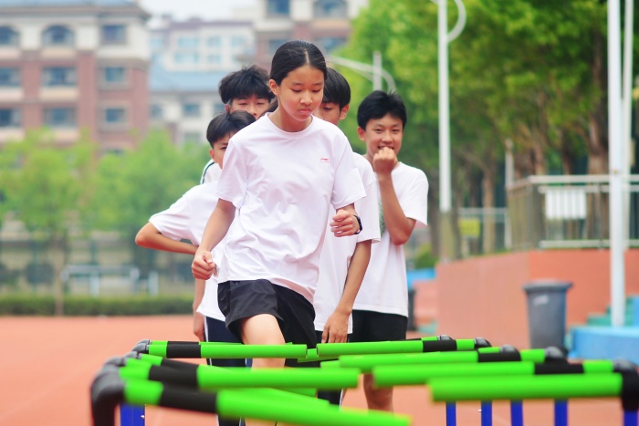 2026年7月9日,山东省青岛市城阳区白云山学校的学生在进行田径跨栏训练。