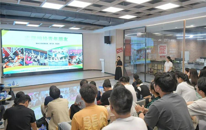 活动现场,向中国科大学子介绍实践岗位、考察点位情况。陈三虎摄