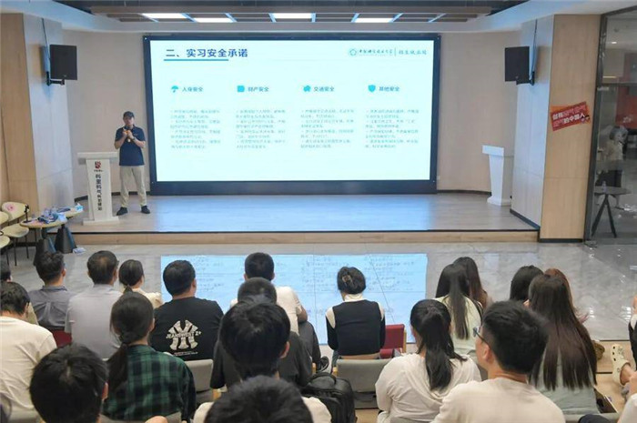 蜀山区为学子们开展岗前培训。陈三虎摄