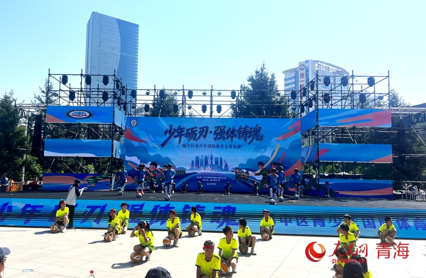 暖场表演。人民网记者 甘海琼摄