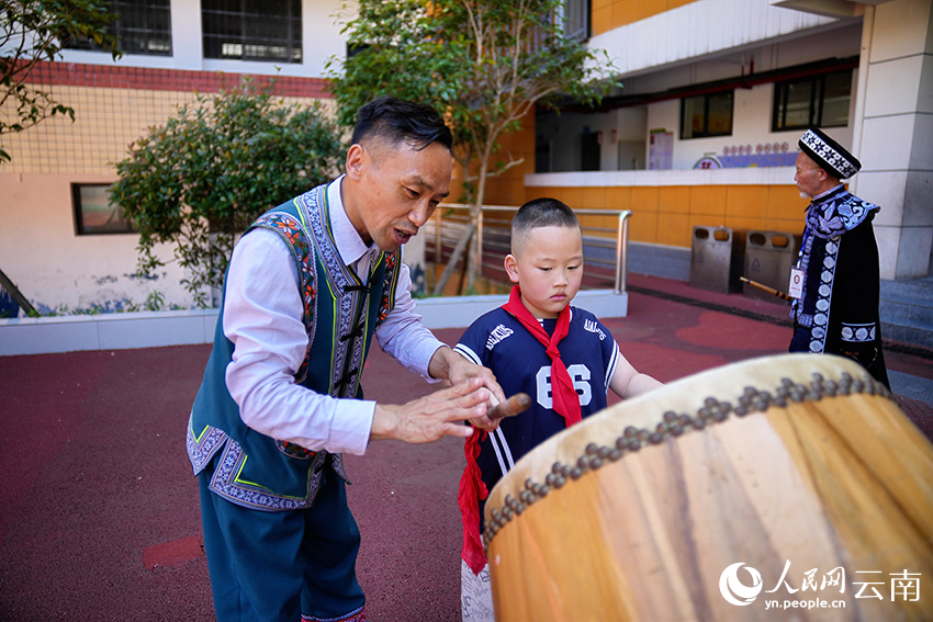 【2】威信县扎西镇桂花中心小学，学生正在上民俗文化体验课。威信县融媒体中心供图
