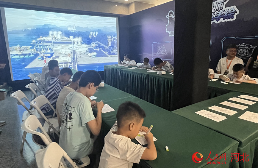 在“少年总师装甲车手绘”项目中，孩子们化身小小设计师，创作专属装甲车。人民网记者 商帆摄