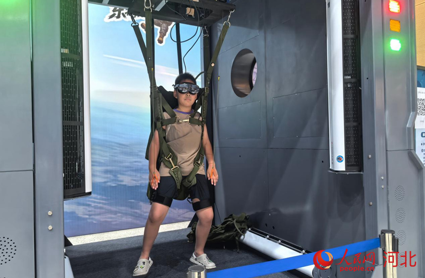 青少年体验空降勇士跳伞项目，从离机到着陆全流程感受伞兵训练场景。人民网记者 商帆摄