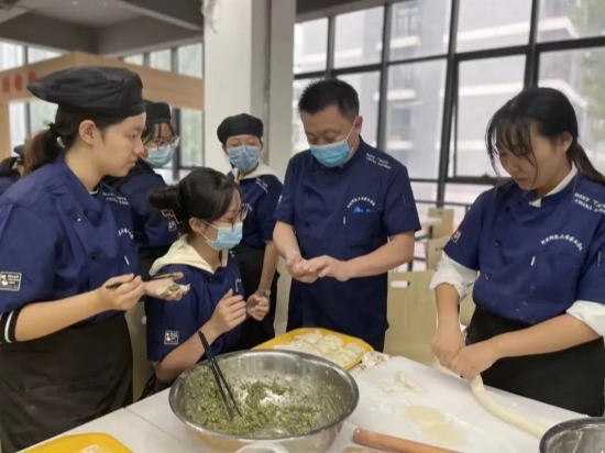 河北师范大学家政学专业开展家庭烹饪实训，尹汝龙老师在课堂上示范传统面食制作技艺。 吕江帆摄