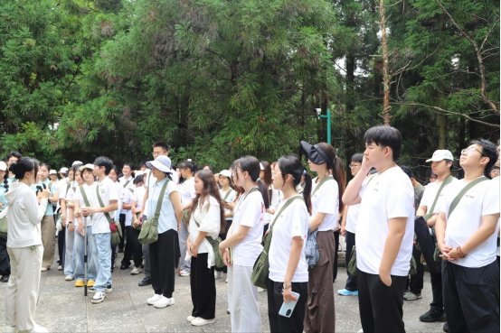 在黄洋界，实践团成员重温黄洋界保卫战。学校供图