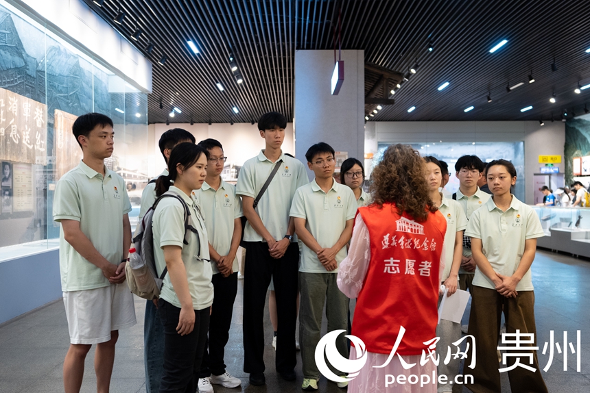 志愿者为前来研学的学生团队介绍遵义会议。人民网记者 涂敏摄