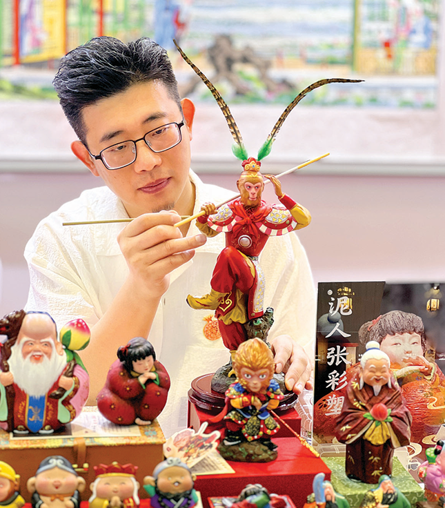 天津泥人张彩塑工作室高级工艺美术师赵阳现场创作彩塑《齐天大圣》。天津市非遗保护中心提供