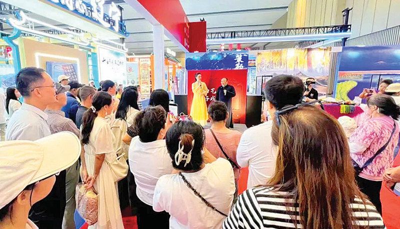 天津展区前的表演区吸引人们驻足。天津市非遗保护中心供图
