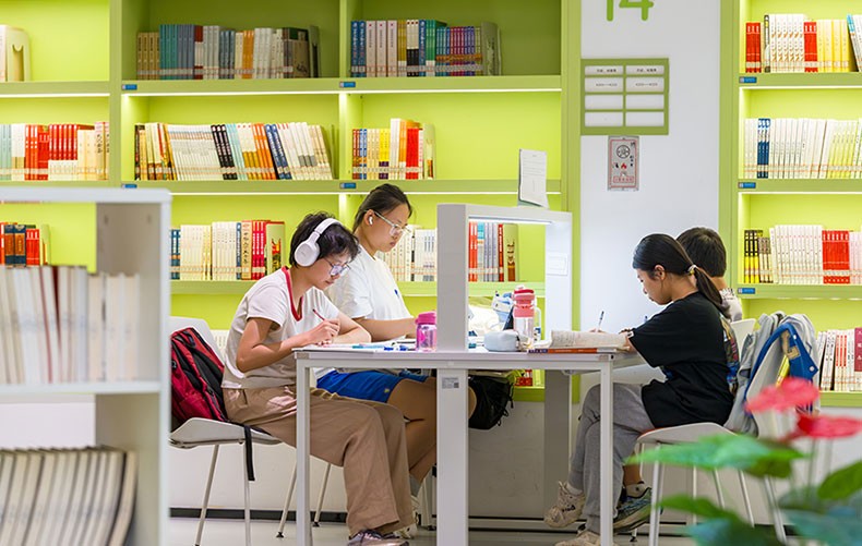 陕西西安：图书馆里觅书香
