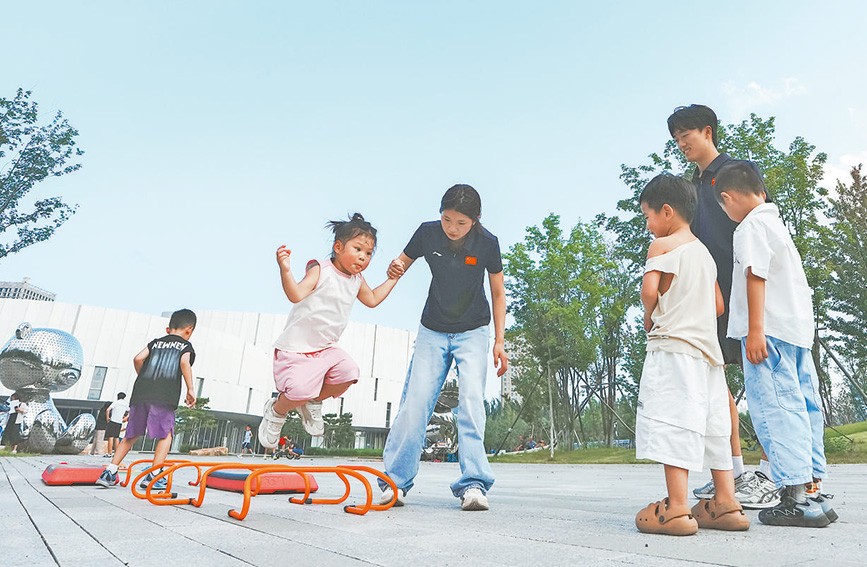 奔跑的汗珠在发光（新时代画卷·快乐而充实的暑假）
