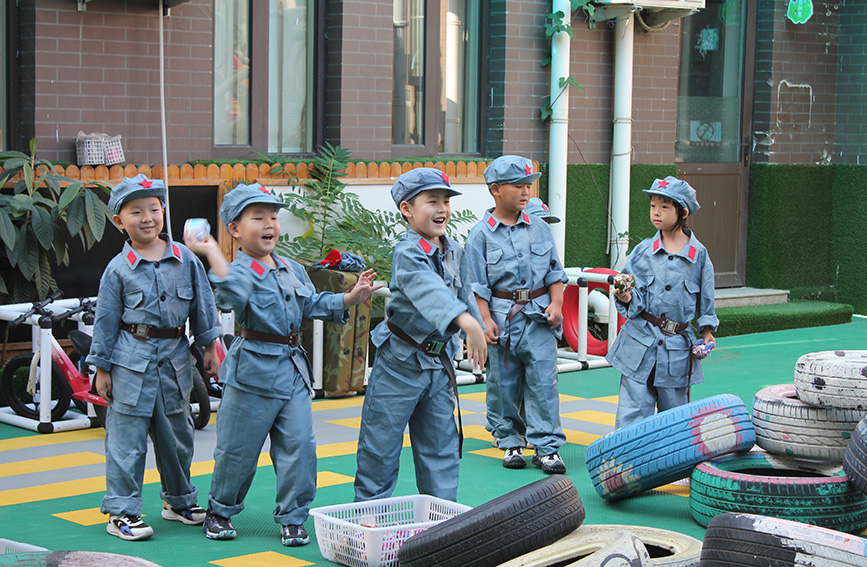 开学首日,天津市和平区第四幼儿园开展“重走长征路”沉浸式户外实践活动。人民网记者 张静淇摄