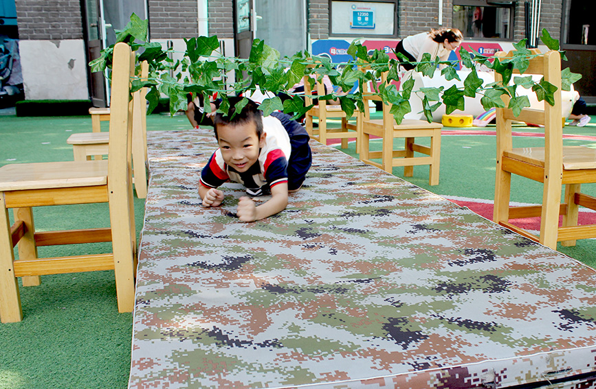 开学首日,天津市和平区第四幼儿园孩子们在“过草地”等游戏情境中强健体魄,感悟革命先辈不畏艰险的精神力量。人民网记者 张静淇摄