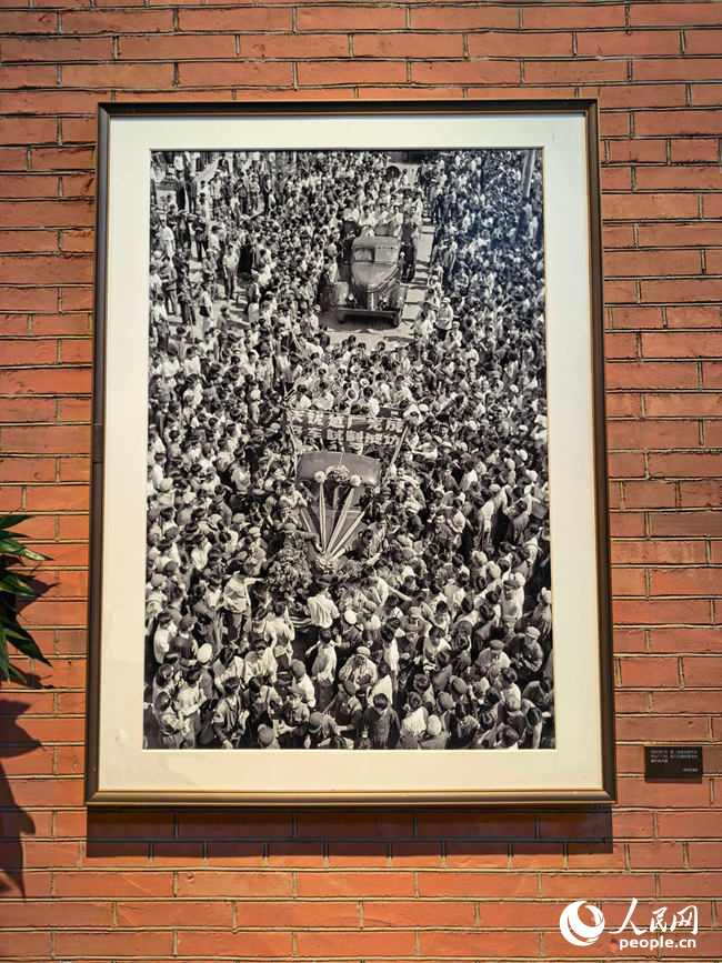 1956年,第一批解放牌汽车从“坦克石路”缓缓驶出。人民网记者 李洋摄