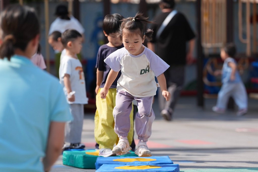 9月2日，幼儿们在北京九龙幼儿园参加托班户外活动。