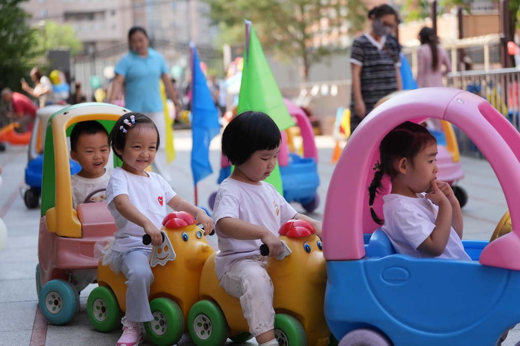 9月2日，幼儿们在北京九龙幼儿园参加托班户外活动。