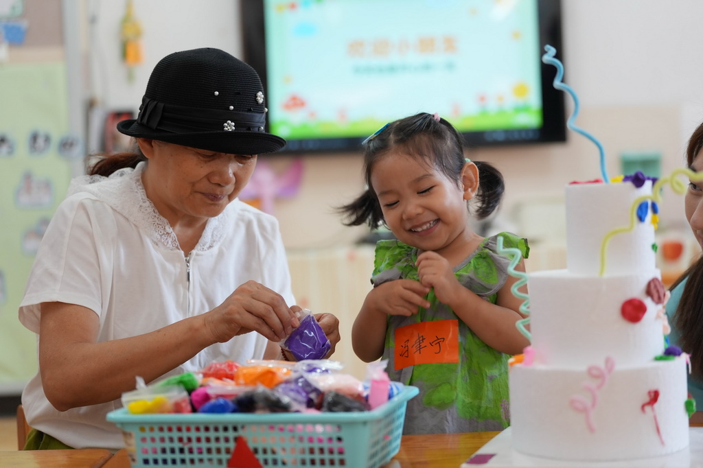 9月2日，在北京九龙幼儿园，一名幼儿在家长的陪伴下度过入园适应期。