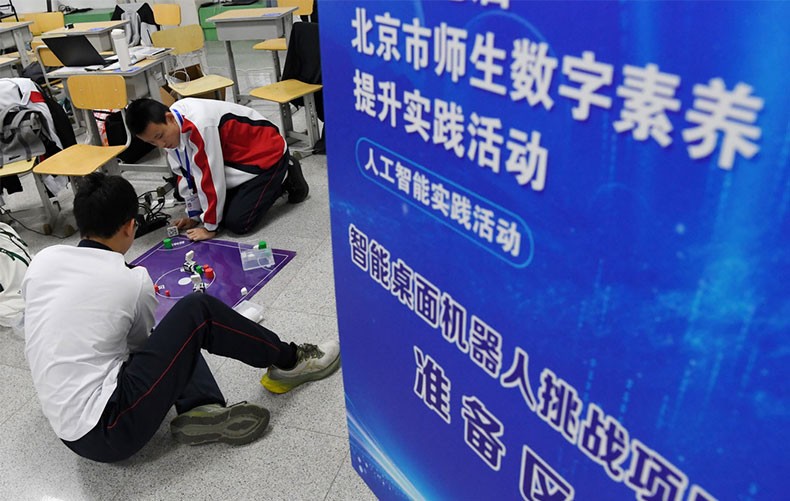 北京：中小学生智能机器人大比拼