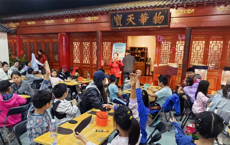 中轴漫步+非遗手作 西城区妇联创新家庭阅读体验